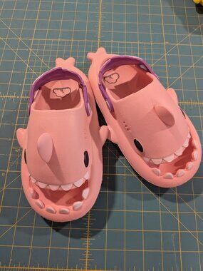 Cloud Shark Slides  Kids Size 11.5/12 (200)